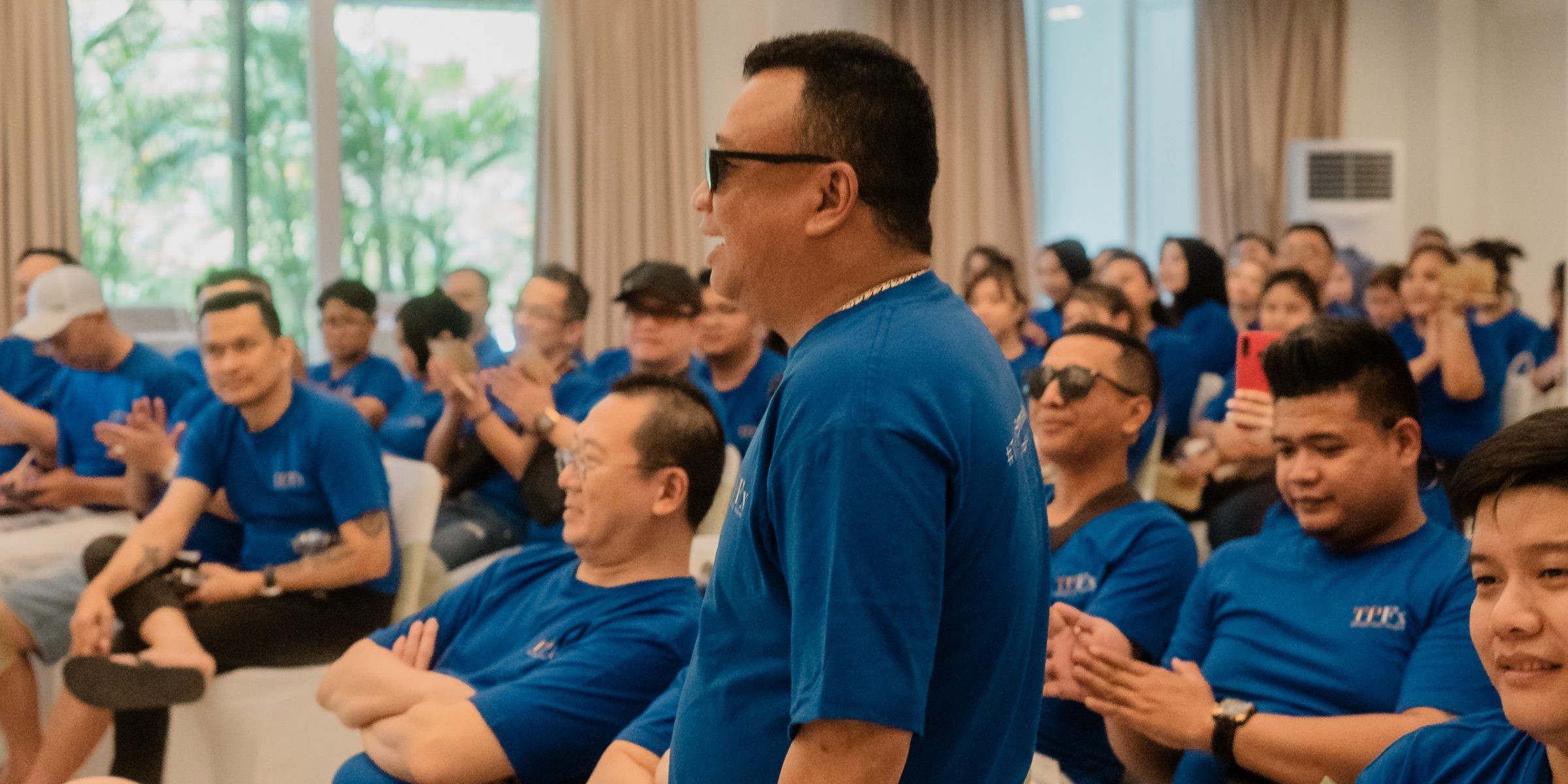 Ekspresi-happy-karyawan-saat-menikmati-acara-scaled