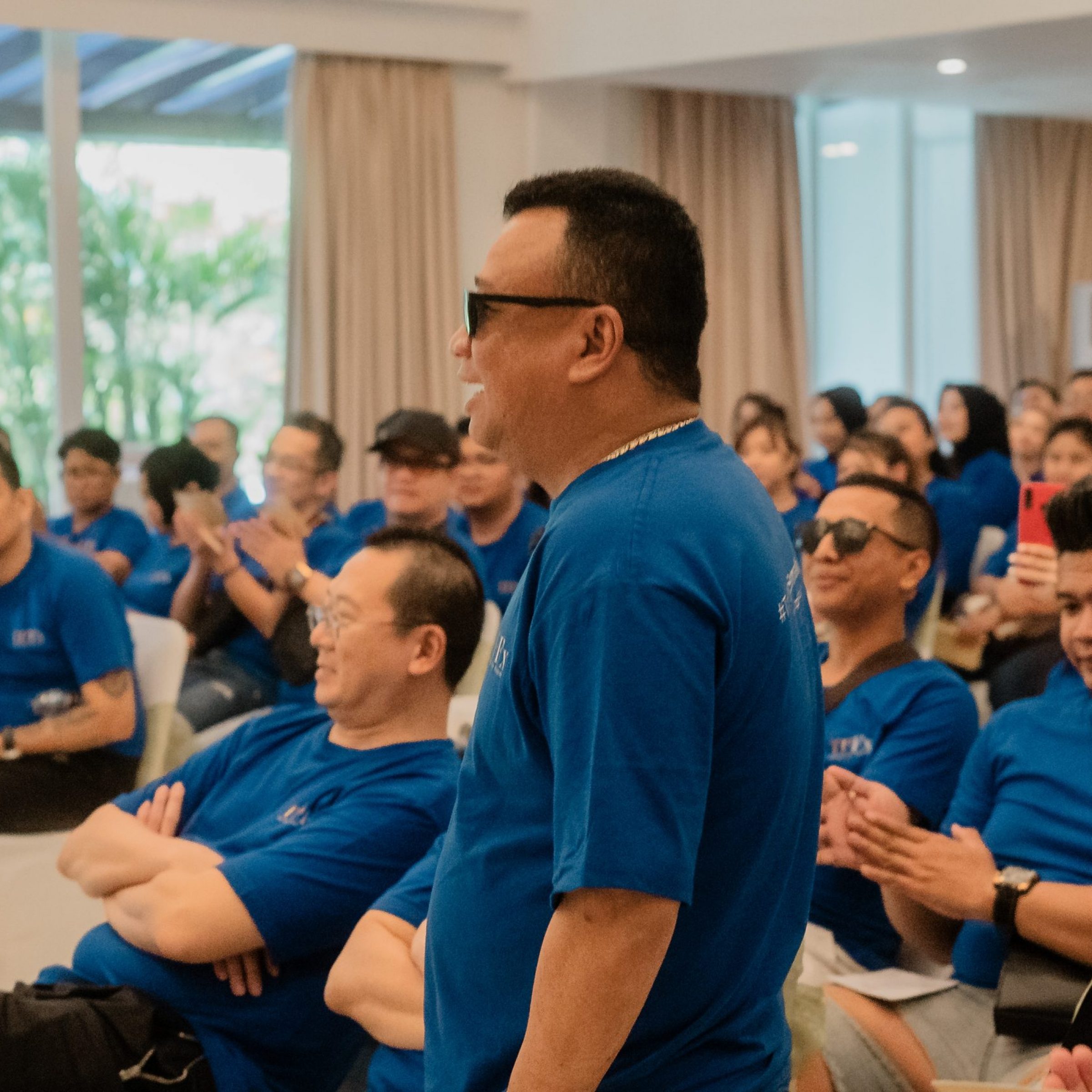 Ekspresi-happy-karyawan-saat-menikmati-acara-scaled