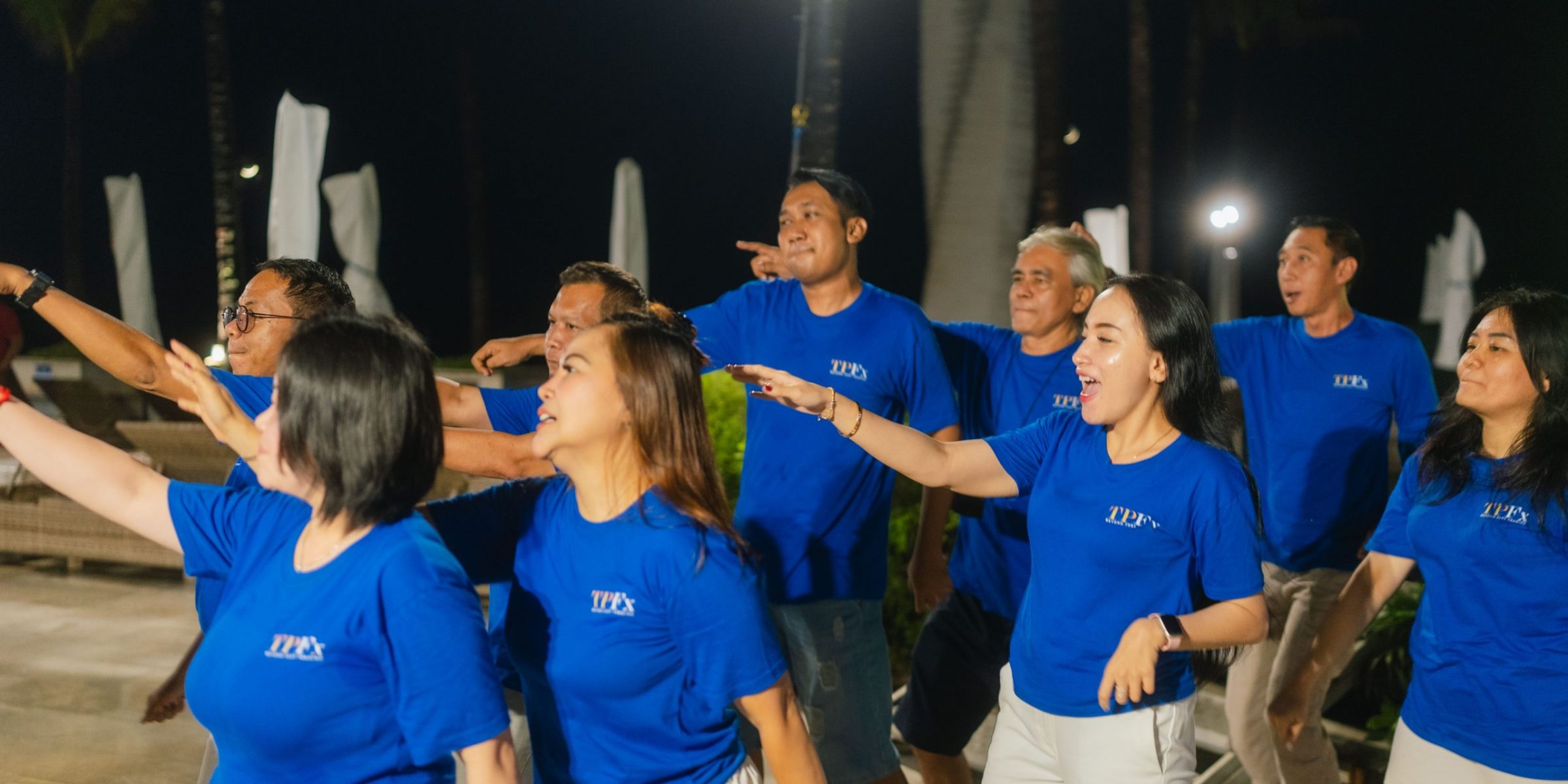 Selain-bekerja-bersama-tim-yang-baik-adalah-dimana-setiap-orang-bisa-saling-mendukung-dan-menyemangati-satu-sama-lain-scaled