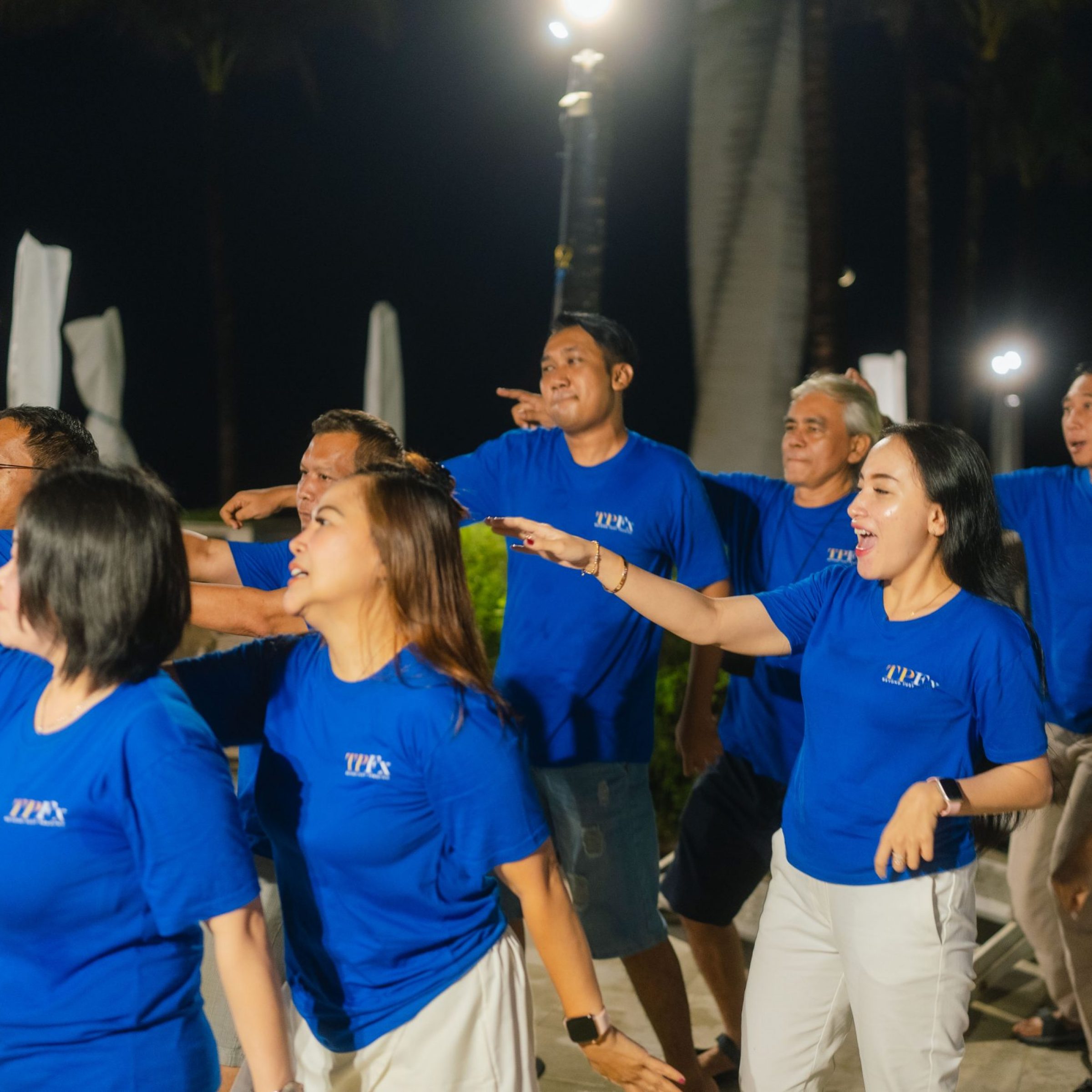 Selain-bekerja-bersama-tim-yang-baik-adalah-dimana-setiap-orang-bisa-saling-mendukung-dan-menyemangati-satu-sama-lain-scaled