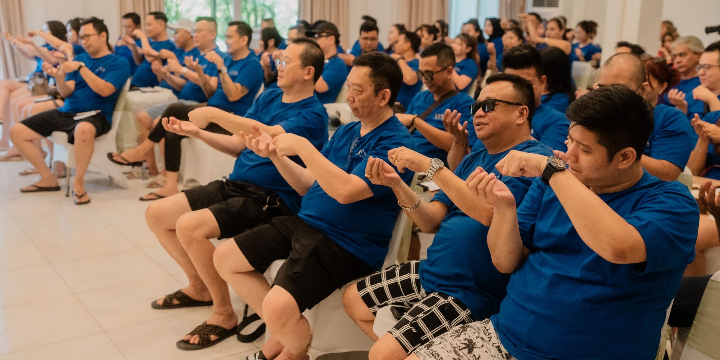 Semua-karyawan-berbaur-dan-bermain-games-bersama-scaled