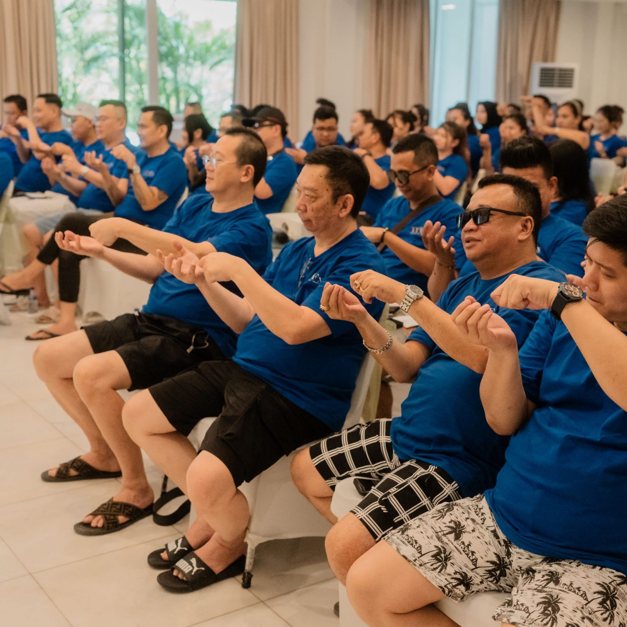 Semua-karyawan-berbaur-dan-bermain-games-bersama-scaled