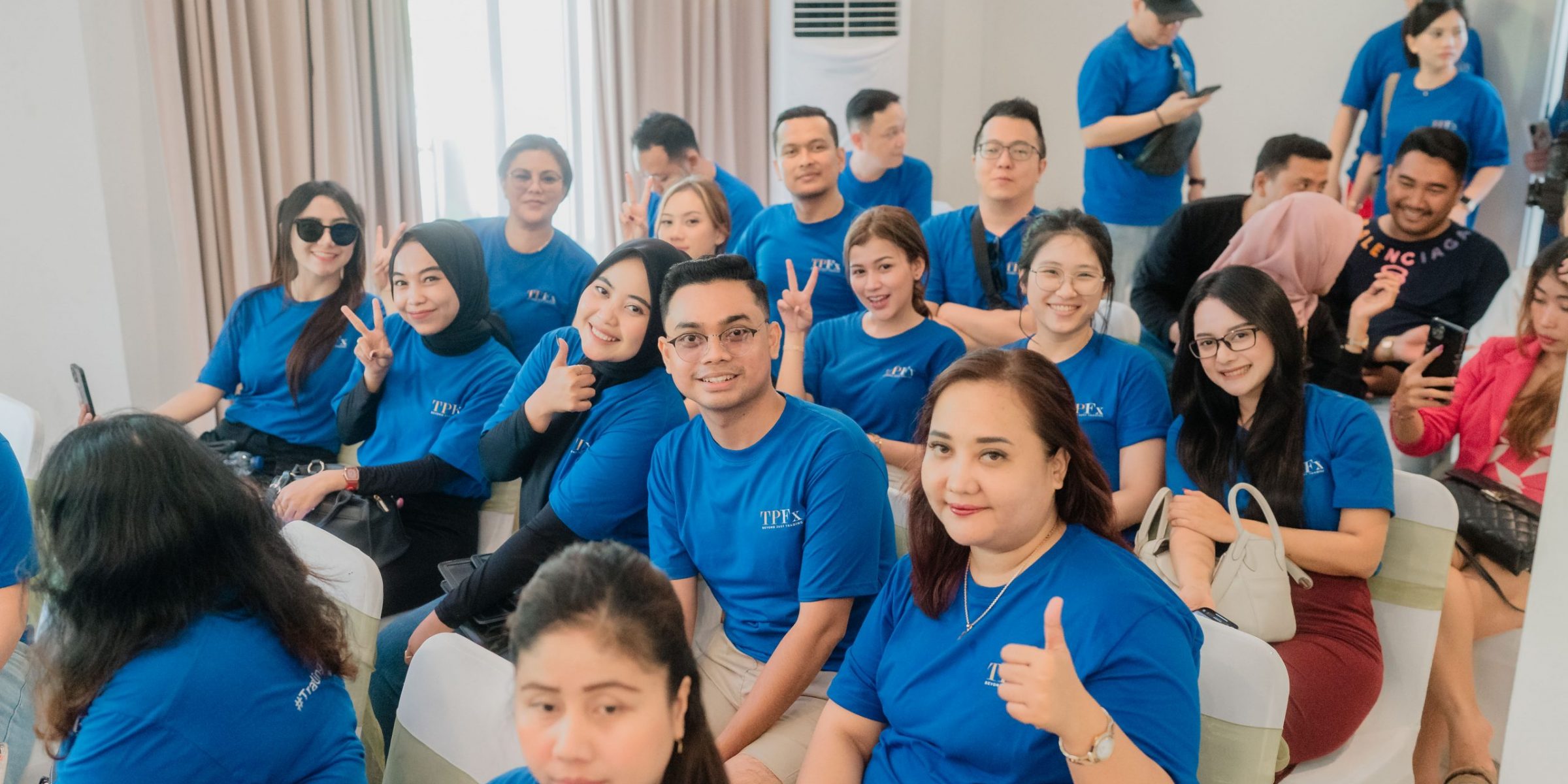 Tersenyum-membuat-hal-yang-sulit-terasa-lebih-positif-apalagi-dengan-bersama-dengan-teman-yang-bisa-menjadi-support-system-scaled