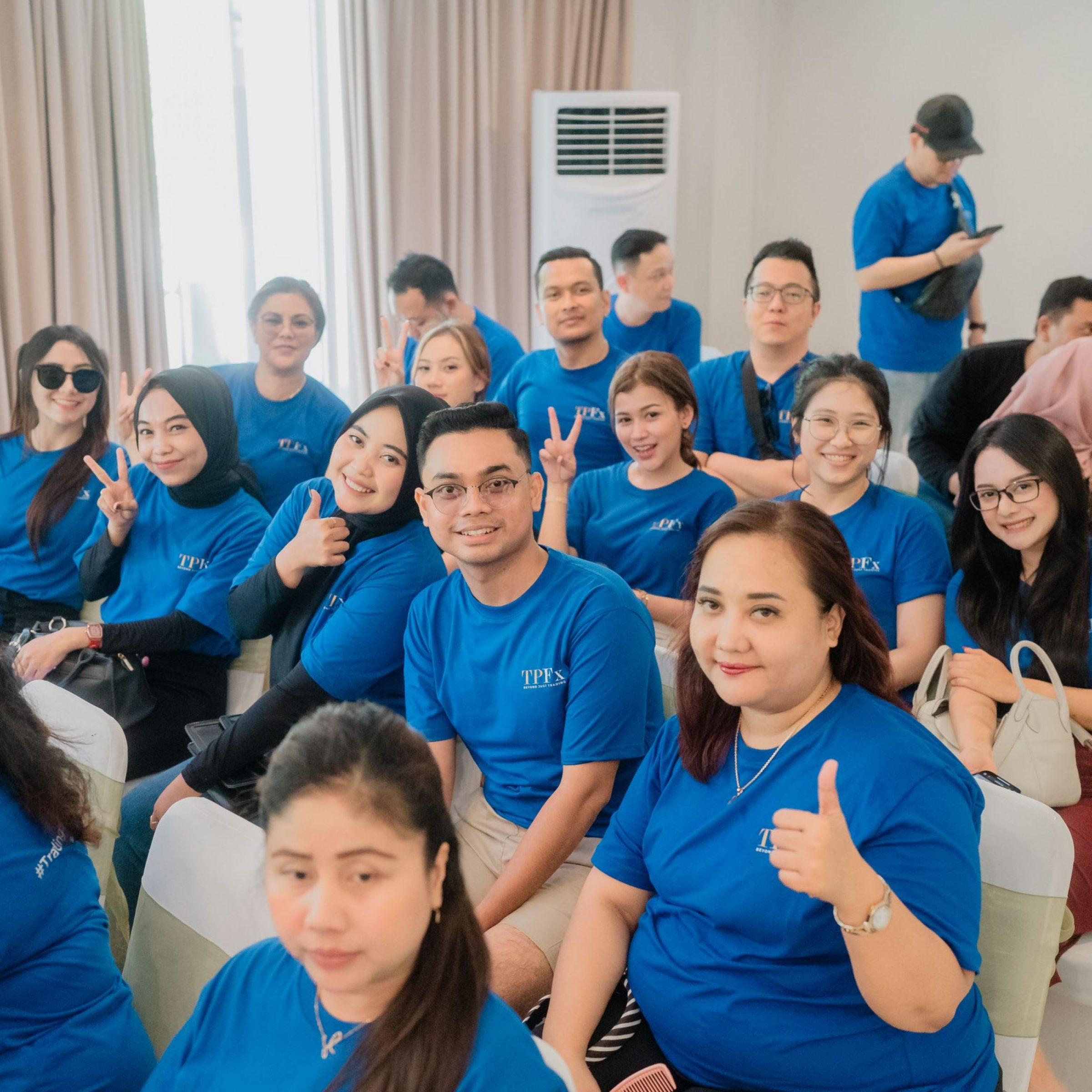 Tersenyum-membuat-hal-yang-sulit-terasa-lebih-positif-apalagi-dengan-bersama-dengan-teman-yang-bisa-menjadi-support-system-scaled